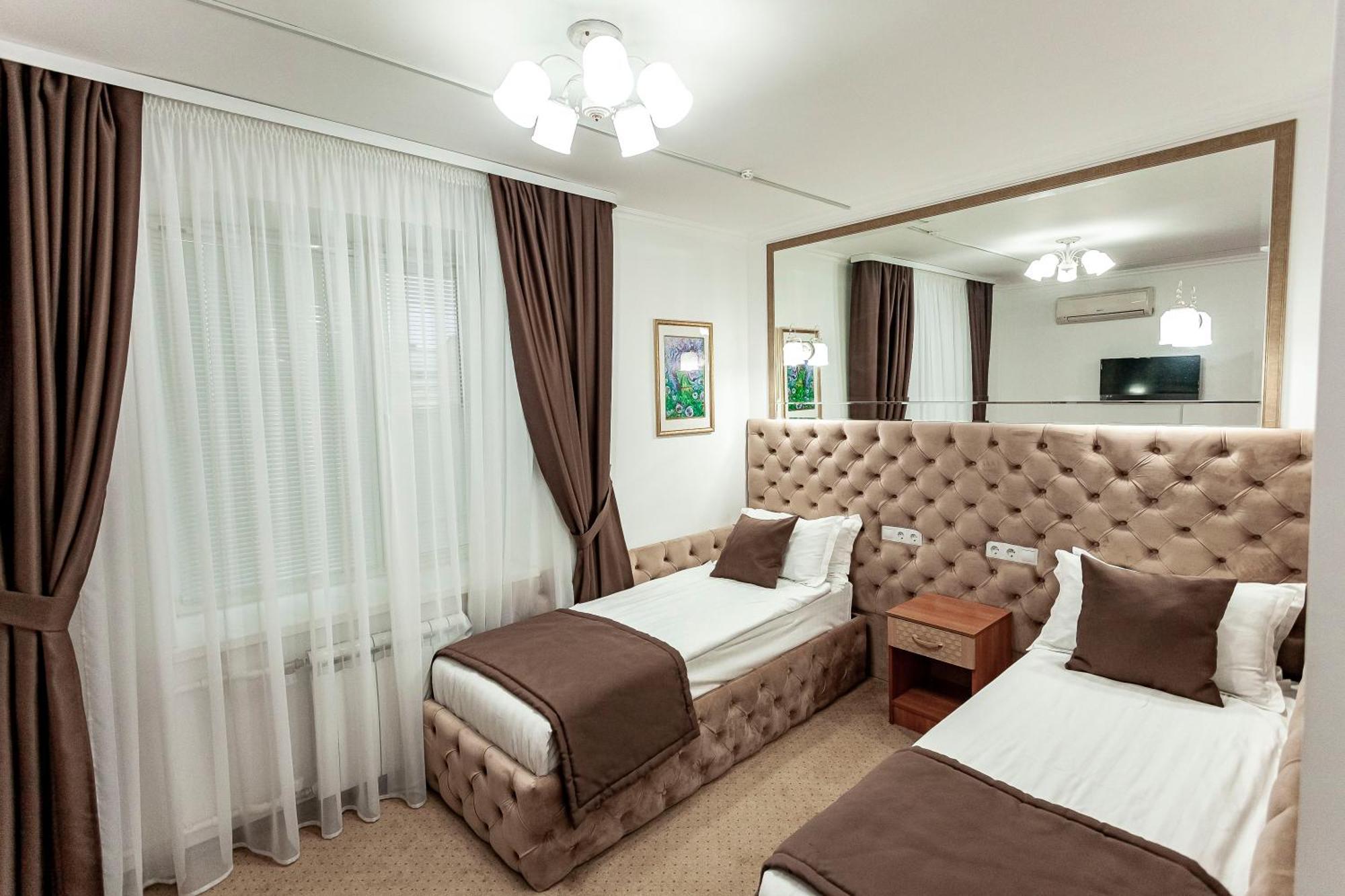 Kurmet Hotel Uralsk Exterior photo