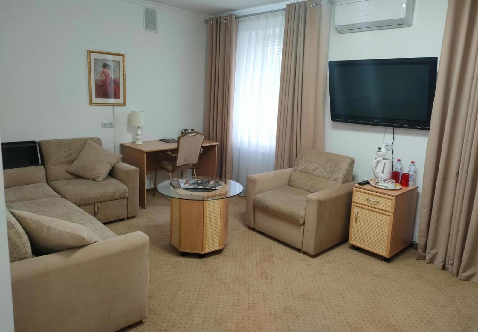 Kurmet Hotel Uralsk Exterior photo