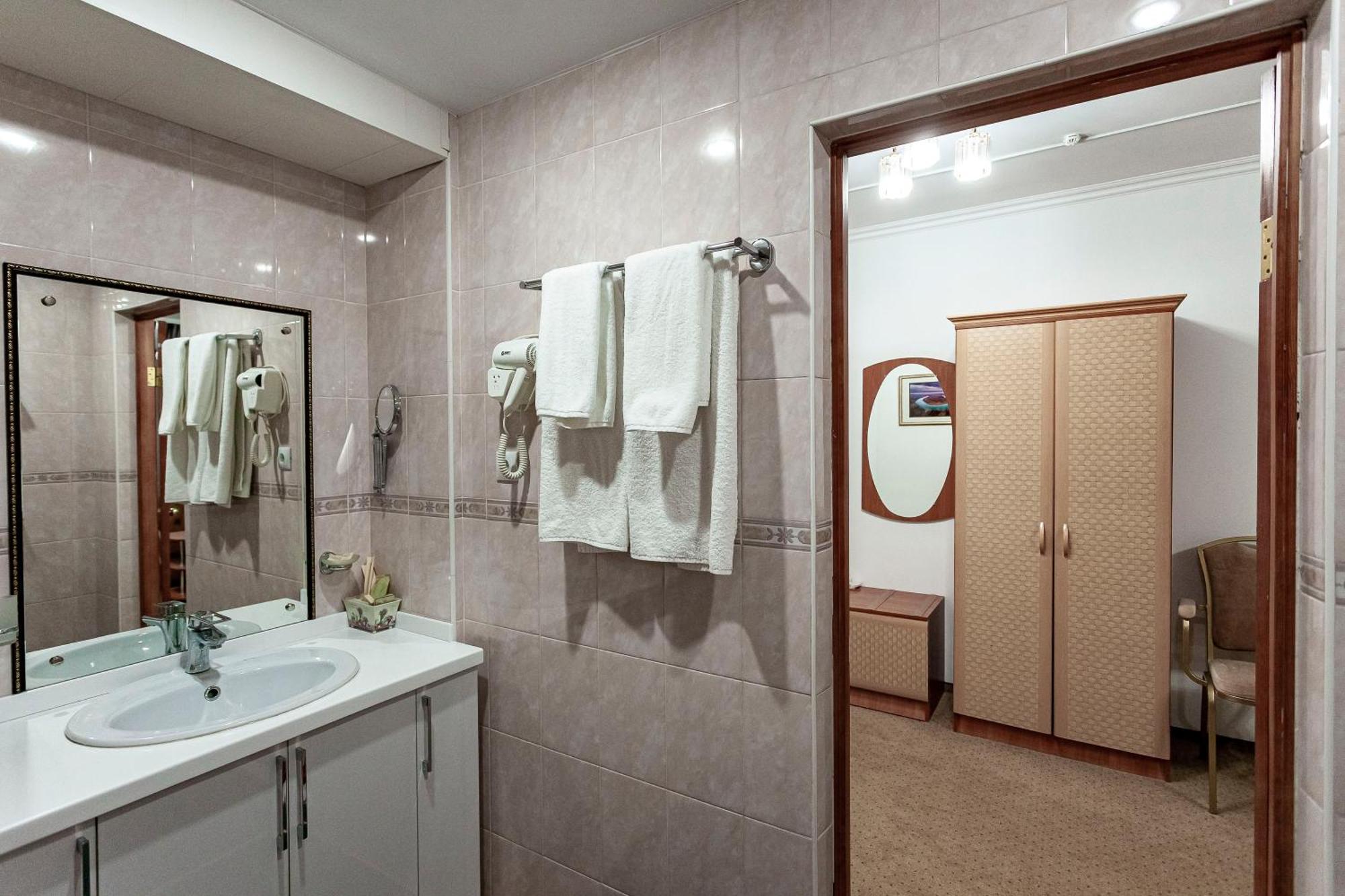 Kurmet Hotel Uralsk Exterior photo