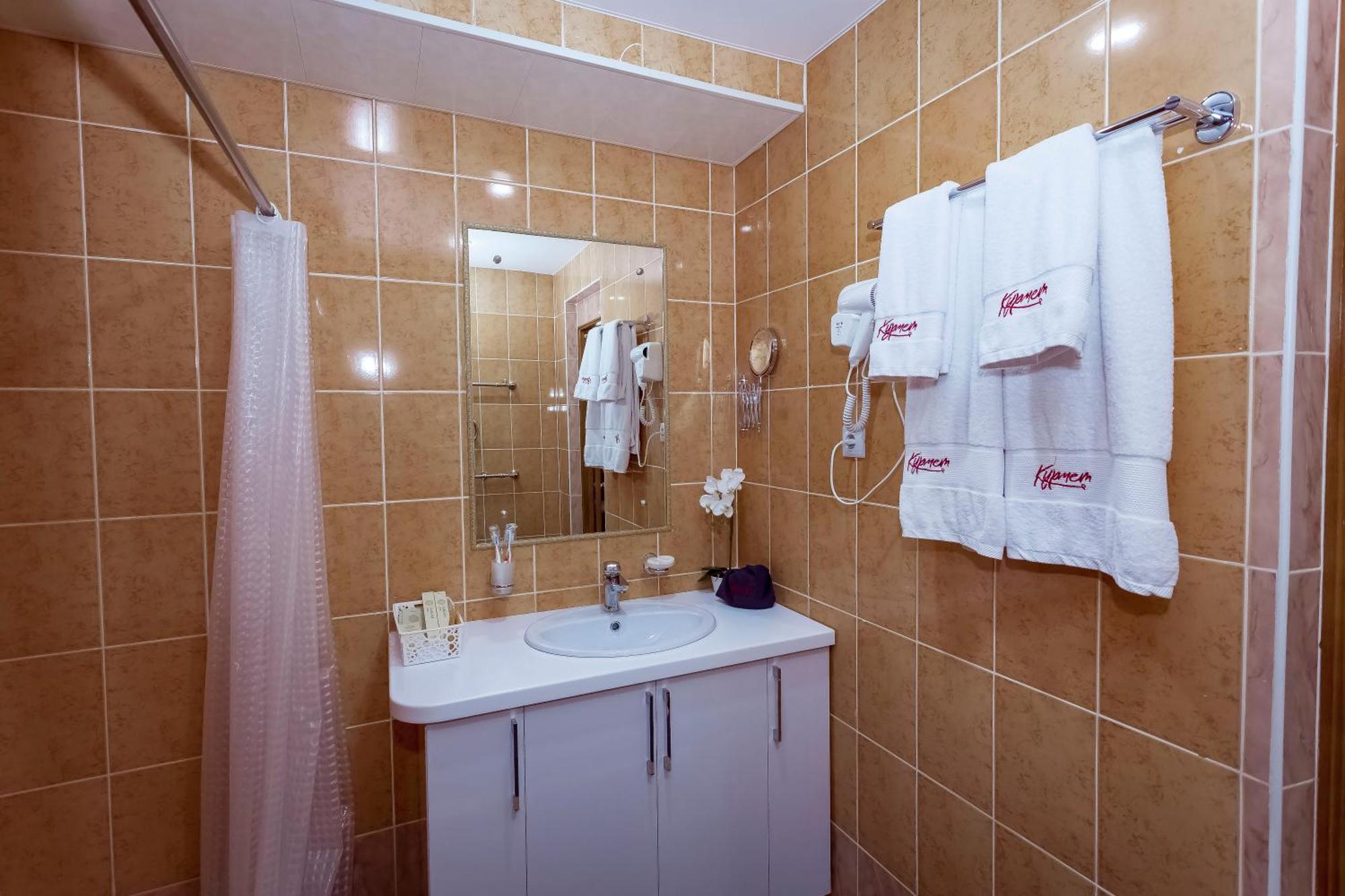 Kurmet Hotel Uralsk Exterior photo