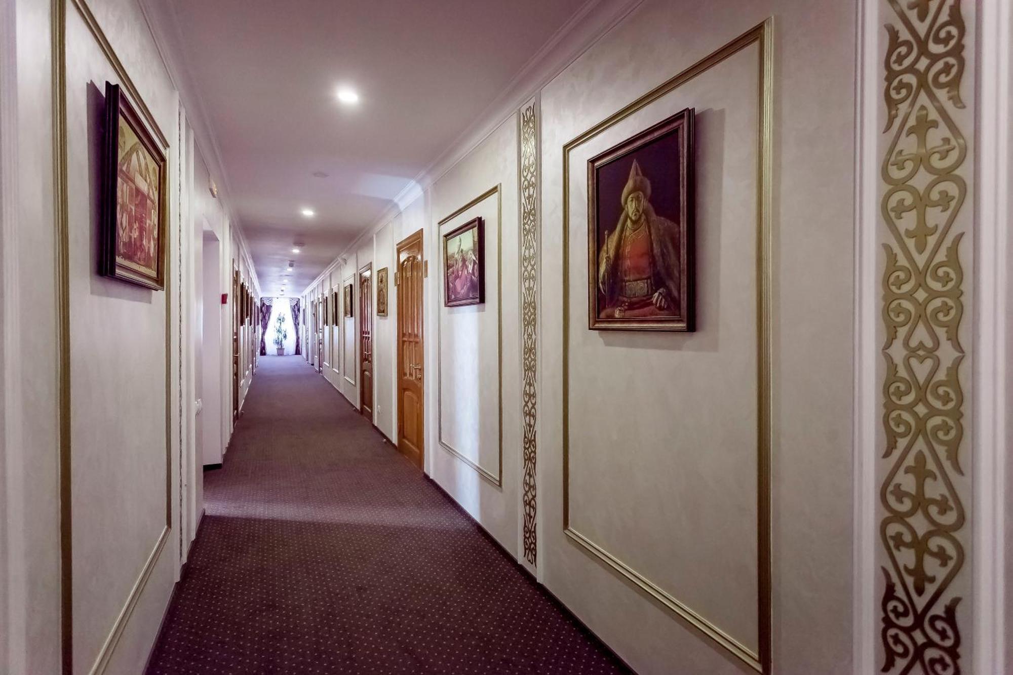 Kurmet Hotel Uralsk Exterior photo