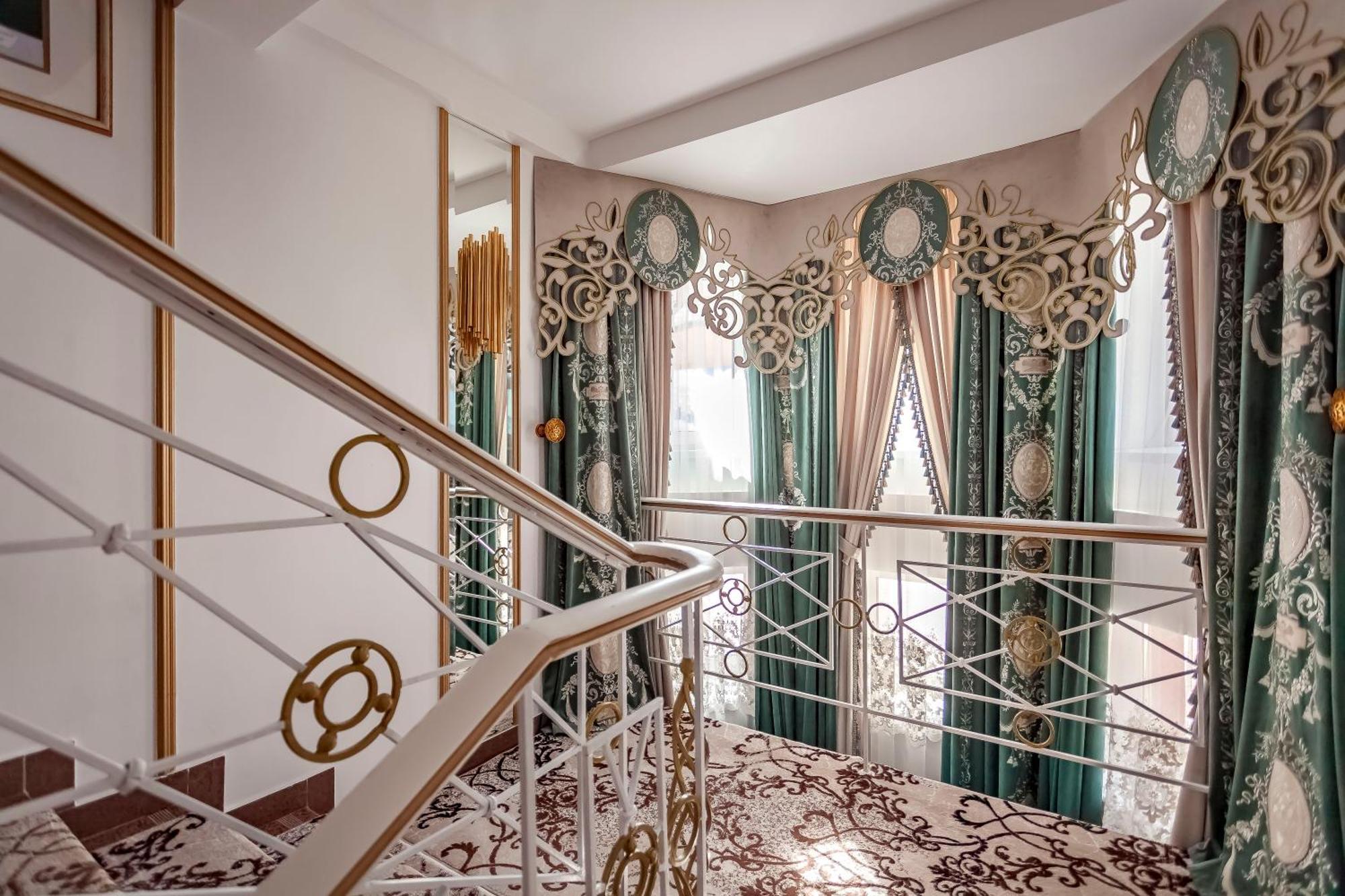 Kurmet Hotel Uralsk Exterior photo
