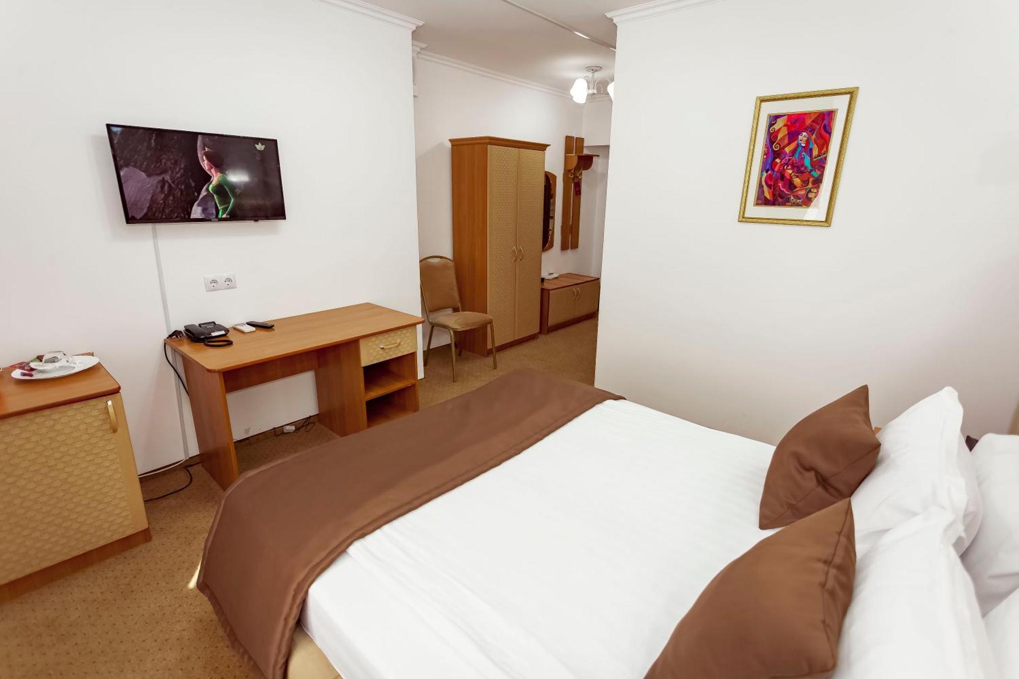Kurmet Hotel Uralsk Exterior photo