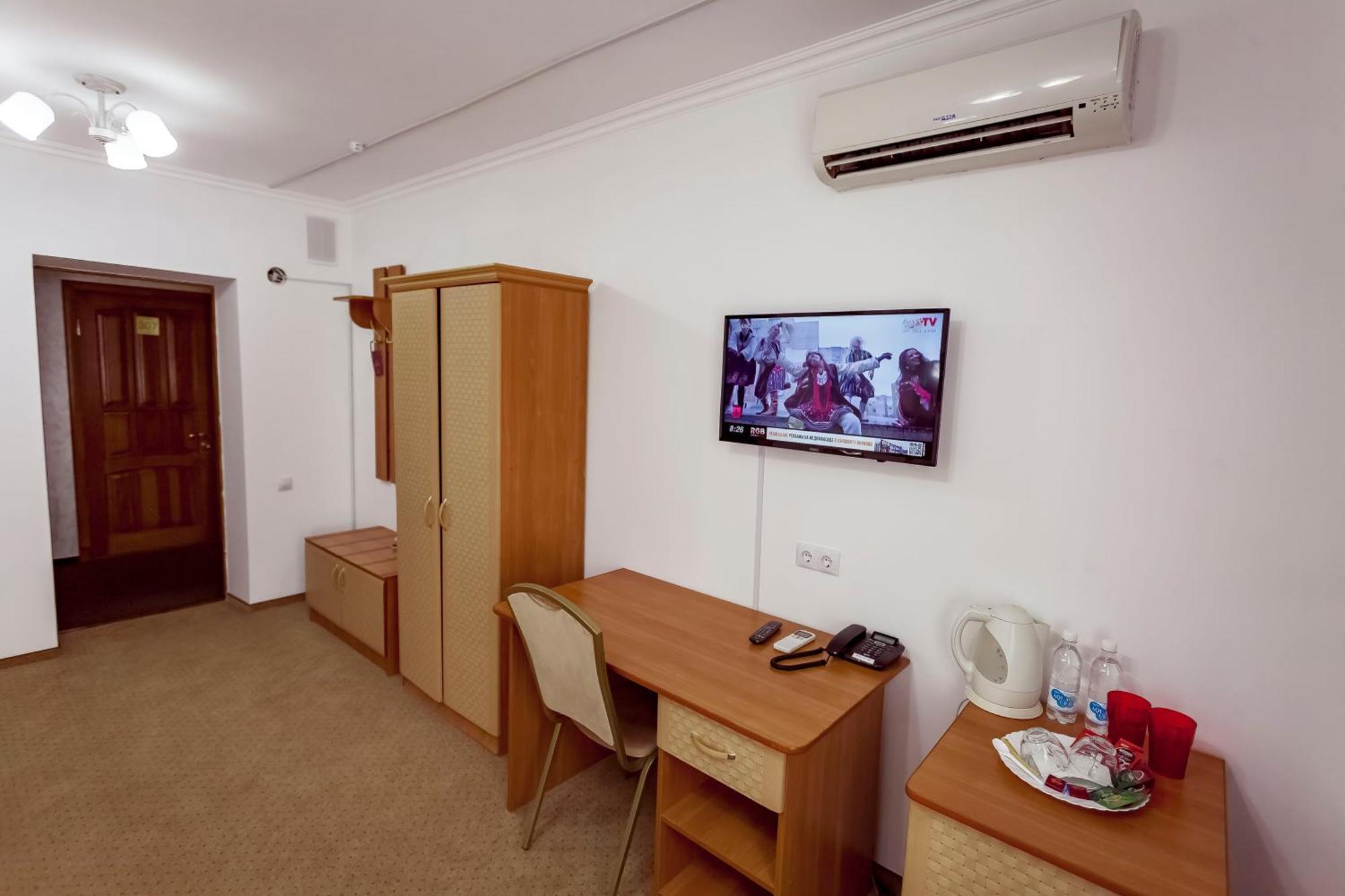 Kurmet Hotel Uralsk Exterior photo