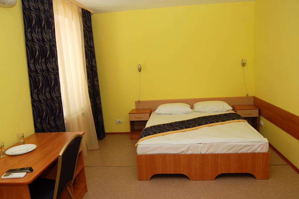 Kurmet Hotel Uralsk Exterior photo